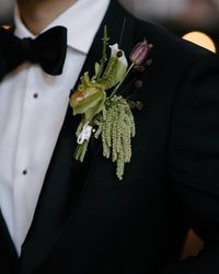 We think boutonnieres should stand out too. 🤍 . . #weddingflorist #nycweddingflorist #nyceventflorist #eventflorist #floraldesigner #fineartflowers #botanicaldaydream #bridalbouquet #boutonniere #orchid #nycflorist #floraldesign