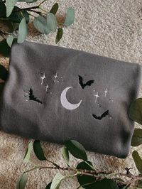 WILDFOXBYROWAN  Night-Sky Bats 🌙🦇 Perfect for Autumn / the Spooky Season   Choose from: Black Sweatshirt / Hoodie (Bats in Grey thread) Grey Sweatshirt / Hoodie (Bats in Black Thread) Charcoal Sweatshirt/ Hoodie (Bats in Black thread) GILDAN Heavy Blend SWEATSHIRTS & HOODIES  50% cotton/ 50% polyester SIZE (chest to fit inches) : (I'd say it's more on the oversized feel with a dropped shoulder).  S - 34/36 M - 38/40 L - 42/44 XL - 46/48 XXL - 50/52 3XL - 54/56 4XL - 58/60 WASHING INSTRUCTIONS: