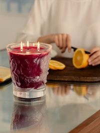 Nothing decorates the home like the Épines crystal candle and its mesmerizing scent of enveloping berries.