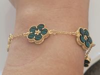 👋Hello, 14-carat gold-plated brass bracelet, composed of five green flowers. The flowers on the bracelets are colorful double-sided. Adjustable bracelet. Dimensions: 16 cm with 5 cm chain If you wish, you will find this same model in black. The color of the bracelet you order and the one in the photo alone. Your bracelet will be automatically sent in closed gift packaging. If you want me to leave it open you can leave me a message. For more details, do not hesitate to contact me. For more jewel