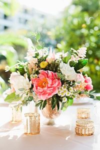 romantic Hawaii wedding floral centerpieces - photo by Julie Harmsen Photography