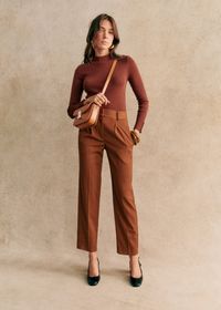 7/8th trousers;Side seam pockets;Back welt pocket;Front pleats ;Waistband with hidden clips and zip;Inside leg length 72 cm / 28.3 in (all sizes)