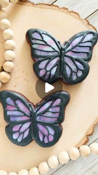 Vanessa | Custom Cookie Artist | Spokane, WA on Instagram: "I love butterflies!🦋

For this cookie, I  scraped on a mixture of colors before outlining the wings and filling it in. I like to try different techniques when decorating.
And you can't skimp on the glitter!

Violet, Turquoise Waters, Hot Pink, Black Master Elite, White Diamondust: @thesugarart
Scraper: @sweetsugarbelle
Phone Holder: Cookie Decorators Mount CDM2XMG5TL @arkonmounts 
🌟Get 20% off any purchase with couponcode sweetnesscookies at arkon.com

#butterfly #butterflies #butterflycookies #cookiefavors #giftideas #cookiedecorator #cookiedecorating #partyfavors #customtreats #decoratingcookies #handmadetreats #cookiesofinsta #pnwcookies #customdecoratedcookies #cookieartist #spokanebaker #spokanewa #spokanelocal #spokanecook