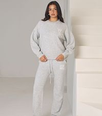 New Look WKNDGIRL Grey Knit Logo Embroidered Joggers. Brand: WKNDGIRL Material: knit Fit: slim Length: full Colour: grey Waist: mid-rise Pockets: side slip pockets Fastening: elasticated drawstring waist Design: white logo embroidery Brand Bio: WKNDGIRL designs make it feel like every day is Saturday and Sunday. From stylish out-out looks to comfy casual clothing, expect an ever-lasting weekend feeling.