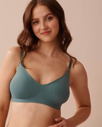 Your comfort, redefined. Lounge bralette that provides the ideal level of lift and a perfect fit V-neck. Extra stretch microfiber that allows you to move freely.