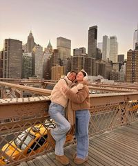 #friendshipgoals #bestfriendpictures #pictures #photoshoot #poseideas #newyork #brooklynbridge #denimstyle #uggs #winteroutfit