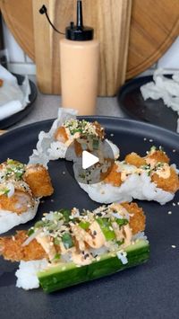 Mette ibsen on Instagram: "Husk lyd😉like og gemme videoen  Hvis i er vild med sushi eller bare hapse mad så skal i prøve at lave dem her, det smager så lækkert og så ligger det heller ikke så tungt i maven😉  Det er en rigtig god ide at forberede alt inden i begynder at anrette tingene, det gør bare det hele nemmere for jer  Mine tempura rejer er købt i Rema Min sriracha sovs er købt i Føtex  Min rispapir er købt i Føtex kan også købes i de asiatiske butikker Min japanske mayo er købt i Bilka, men som jeg siger på videoen kan i også bruge Alm salat mayo eller hjemmelave mayo   Opskrift på chili mayo: 4 spsk mayo  1-2 spsk Sriracha prøv jer frem med smagen  Pynt oven på rejerne: Fint hakket forårsløg blanede mine ristede sesam med sort sesam men kan undlades hvis man ikke har det hjemme el