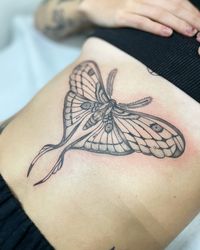 Embrace the mystique of the night with @kaur_daljeett's black and gray moth tattoo. Each delicate wing, a testament to the ethereal beauty of these nocturnal creatures, gracefully etched in ink. 🦋🖤