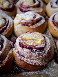 Raspberry Custard Buns (Bringebærsnurrer med vaniljekrem) - North Wild Kitchen