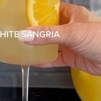 Cocktails (21+ to follow) on Instagram: "White Wine Sangria season is here 🤤🍹 Who are you sharing this with? 👇🤩 @styledbydaisies #Sangria #SangriaRecipe #Viral #Cocktails"