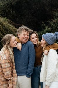 Discover the perfect fashion inspiration for your family photoshoot. From coordinated ensembles to individual styles that capture your family's unique personalities, these outfit ideas will help you create timeless and stylish memories. #FamilyStyle #PhotoshootInspiration #FamilyFashion