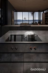 With its 90 cm of black, frameless glass, fitted flush to the surface, the Gaggenau Flex induction cooktop with integrated ventilation system 400 series blends into any modern kitchen design. Aesthetically pleasing, the cooktop is also intelligent, allowing the private chef to increase its cooking areas to accommodate pans up to 30 cm wide. #Gaggenau #Gaggenaucooktops #Induction #Ventilation #Kitchen #KitchenAppliance #HomeAppliance #Luxury #Chef #Cooking #Cooktop #Design #KitchenInspiration