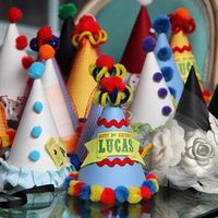 Marie-Charlotte Wood Joly sur Instagram : These party hats deserve a spot on this wall 🥳. Made out of colored sheets of paper from @target , @dollartree pompons, left over wrapping…