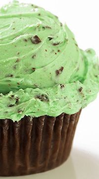 Chocolate Cupcakes with Fluffy Mint Chocolate Chip Buttercream Frosting