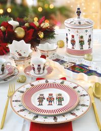 Give a unique and warming gift with the 2 Nutcracker mugs, inspired by the famous Hoffmann tale.   ref.942NUTC  Dimensions: 26.5cm  Material: Porcelain not microwave compatible