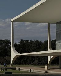 Palácio do Planalto | Oscar Niemeyer | 1960 . official workplace of the president of Brazil. The building was designed by architect Oscar Niemeyer in 1958 and inaugurated on April 21, 1960. . w/ @fabiannmml #architecture #homedecor #interiordesign #brazil🇧🇷 #brutalism #concrete #photography #design #aesthetic #fyp #minimalist #modernism #art #designer #fashion