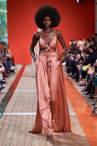 Tendance mode : Défilé Elie Saab printemps été 2020. #mode #fashion