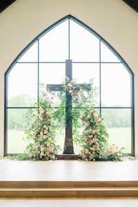 An assymetrical floral installation for a wedding ceremony cross. Beautiful wedding in Brenham, TX at Deep in the Heart Farms. Planning by Arianna Giselle Events and photo by @katihewitt photography! #houston #houstonflorist #floraldesign