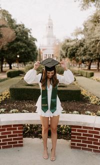 Grad Pic Poses – Graduation Photography Poses - davidreed.co