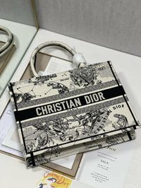 Description Christian Dior Medium Dior Book Tote Bag, Black/White, For Women Womens Handbags, Shoulder Bags, 36cm CD M1296ZRHZ_M941 Rep 1:1 Size: 36 x 27.5 x 16.5cm (Length x Width x Height) The Dior Caro bag combines modernity with timeless elegance. The design is crafted in gray supple with Cannage stitching. The bag features a flap adorned with an antique gold-finish metal ‘CD’ twist clasp, inspired by the seal of a Christian Dior perfume bottle. The detachable chain shoulder stra