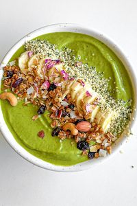 How to create the perfect Green Açaí Bowl, consistency and all! The perfect way to create any thick smoothie bowl and what you need! #smoothie #bowl #inspo #acai #bowl