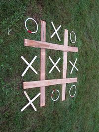 Noughts and Crosses made from an old pallet and some rope - wedding yard game #kidswoodcrafts