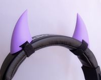 These horns can be added to your headset or any headband, using the velcro strips that come with them. The horns are 3d printed and, as a result, extremely lightweight. QUANTITY This listing is for a pair of horns and the corresponding velcro strips. HEADSET AND HEADSET STAND NOT INCLUDED SIZE 6.5cm x 3cm x 2.9cm (height x width x depth) PROCESSING TIME Our processing time (the time we take to make your order and take it to the post office) is up to two weeks since all horns are made to order. S