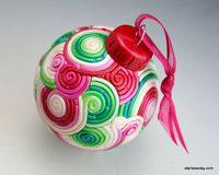 Red and Green Christmas Ball in Fimo Filigree por StarlessClay