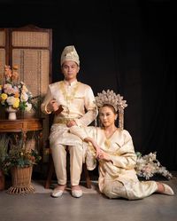 Ide pre-wedding menggunakan Baju adat melayu. Pakaian tradisional Indonesia. Indonesia traditional costume. Cr/instagram: busana.asmara #culture #budaya #busana #songket #attire #clothes #outfit #dress #clothing