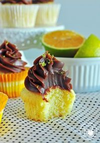 Cupcakes de laranja com cobertura de brigadeiro meio amargo