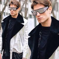 Influenciador @cartellimarco usando o novo Moschino 004/S durante o #MFW 😎  O modelo com estilo máscara garante um visual ousado, moderno e marcante!! 👏🏼 #envyotica #Moschino #mask #moschinoeyewear #menstyle #mensfashion #modamasculina