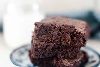 Einkorn brownies are decadent, fudgy, one-bowl goodies that are super simple and incredibly delicious. A few ingredients and a few minutes are all they require, making these a great choice for a simple, consistently delicious treat. #farmhouseonboone #einkornbrownies #homemadebrownies #brownierecipe #einkornrecipern