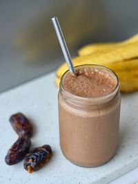 Esse Smoothie de Chocolate, Tâmara e Amendoim é uma vitamina cremosa de banana saboreado com cacau, pasta de amendoim e tâmara, facílima de ser preparada. Uma ótima opção para um café da manhã ou lanche saudável. #smoothie #smoothiedechocolate #vegano #saudavel #pastadeamendoim #plantbased | plantte.com