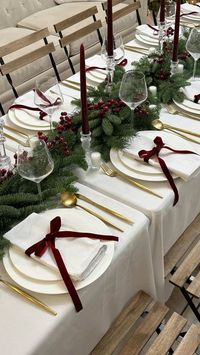 Transform your holiday gatherings into a festive wonderland with these captivating Christmas table settings and decorating ideas. From elegant silver and gold accents to rustic charm with evergreens, your table will be the talk of the season.