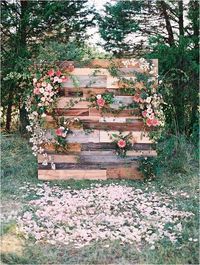 Lynchburg Virginia Magical Woodland Wedding as seen on Hill CIty Bride.I love this flower pallet wall, which was a collaboration between The Arrangement Company and Adam Mullins photographed by Adam Barnes Photography. It's lovely and unique as a wedding ceremony backdrop and focal point!