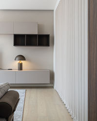 In this residential project designed for a young family, the Dooor folding door becomes a curtain that opens onto the living area. Silently separating the entrance corridor from the living room, it is positioned in total architectural continuity between the TV wall and the oak showcase: its wavy movement reveals its presence, while the neutral texture dialogues with the natural palette of the entire apartment.

Interior design project: Giulia Laura Suardi -Cinzia Ferraroli
Photo: Giuliano Radici