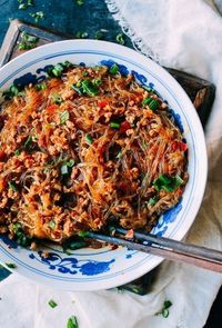 Ants Climbing a Tree (ma yi shang shu - 蚂蚁上树) is a classic Sichuan dish of glass noodles in a delicious sauce with ground pork. Our recipe is beyond easy.