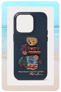 Brodée de l’emblématique Polo Bear de  Ralph Lauren Lauren, cette coque pour téléphone est confectionnée en cuir chagrin et doublée de microfibre douce. Conçue avec d’élégants boutons en métal et un cadre de caméra à bordure en relief, elle offre une protection contre les chutes de 1,80 m.