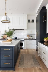 15 Stunning Tips for a Kitchen with White Cabinets and Black Countertops – Everyday Inspo