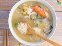 Easy Chinese seafood porridge with prawns, scallops and clams. This sumptuous bowl takes only 20 minutes to prepare and cook.