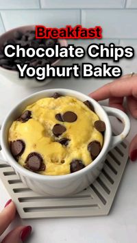 🤤High Protein Single Serve Chocolate Chip Yoghurt Bake♥️  INGREDIENTS (serves 1) 👩🏻‍🍳 ➡️ 60g high protein yoghurt ➡️ 1 medium egg �➡️ 1 tbsp all purpose flour ➡️ 1 tsp honey ➡️ small handful choc chips  Method🔥 1. preheat the oven to 180oc 2. Mix together the yoghurt, egg, flour and honey and transfer to an over proof dish 3. Top with your chocolate chips and cook in the oven for 15 minutes 4. Remove from the oven and enjoy warm and top with some extra honey🍯   ✅Follow For More Breakfast Recipes🫠  🎥 Insta - @alicelovesbreakfast