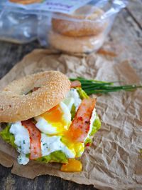 Bagel bacon guacamole, faisselle aux herbes et oeuf mollet