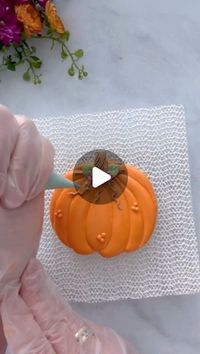 Mary Mansfield on Instagram: "For those of you still enjoying Thanksgiving and fall designs here’s a tip… you can give your pumpkin cookie a more realistic design by dropping the stem down into the shape a bit and adding ridges around it. Use an edible marker to draw your lines. 🧡  #cookietutorial  #cookiedecoratingvideo  #cookievideos #decoratedcookies #pumpkincookie #gourdcookie #fallcookies #royalicing #royalicingcookies #thanksgivingcookies #cookietips  #cookiesofinstagram  #decoratedsugarcookies  #cookiedecorating #rochestercookies"