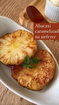 Como fazer:  🌟Faça uma misturinha com açúcar e canela e polvilhe na rodela de abacaxi dos dois lados.  🌟Coloque na airfryer preaquecida a 200 graus até ficar douradinho. Aqui deixei por 12 minutos. O tempo pode variar de acordo com a potência do seu aparelho.