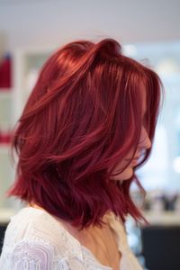 Discover our collection of trendy burgundy hair colors that will make you fall in love at first sight. From the ruby red hair color you see here to luxurious aubergine shades, find your next hair inspiration here! Click to see all the must-try shades now and pin your favorites!