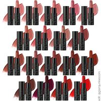 Nars Cosmetics bringt einen neuen Lippenstift heraus. Der Explicit Refillable Satin Lipstick hat eine mittlere bis volle Deckkraft und ein satin Finish. Laut Nars bietet er langanhaltenden Komfort mit lebendiger Farbabgabe und cremigem, wischfestem Halt. Er enthält Hagebuttenkernöl und Hyaluronsäure wodurch er feuchtigkeitsspendend sein soll. Durch seine Präzisionsspitze sollen die Lippen mühelos definiert, konturiert und […] Alle Infos dazu findest du hier >>> NARS Cosmetics E...