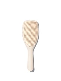 A super-sized version of the ultimate detangling brush, specially designed for long, thick, or curly hair. This innovative brush features a patented two-tier system where the longer bristles easily remove knots and reduce breakage and the shorter teeth leave hair smooth and shiny. The flexible design prevents pulling and damage, making this brush ideal for use on fine or fragile hair. Reduces breakage and improves shine Easily removes knots Waterproof and recommended for use in the shower