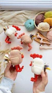 🐓NEW PATTERN RELEASE🐓 The new member of the Dudef family is rooster Robi🐓 The little family is finally complete with rooster Robi!❤️ They can’t wait to play wonderful games with the children❤️ Its colorful and fun tail is its cutest feature❤️ And of course, the funny eartworms are also here😅