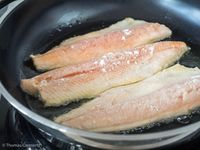 Es ist ganz einfach Fisch so zu braten, dass er nicht an der Pfanne festklebt. Die Methode funktioniert für Fischfilet, aber auch für kleine ganze Fische.