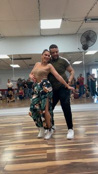 ✨ Crème de la crème ✨ by @mayinbito 💃🏻🕺🏻 @jeannetteandroy 📍 @salsamundialgainesville 👟👠 @yamidanceshoes #jeannetteandroy #bachata #modernbachata #bachatadance #bachatalove #bachatamiami #bachataorlando